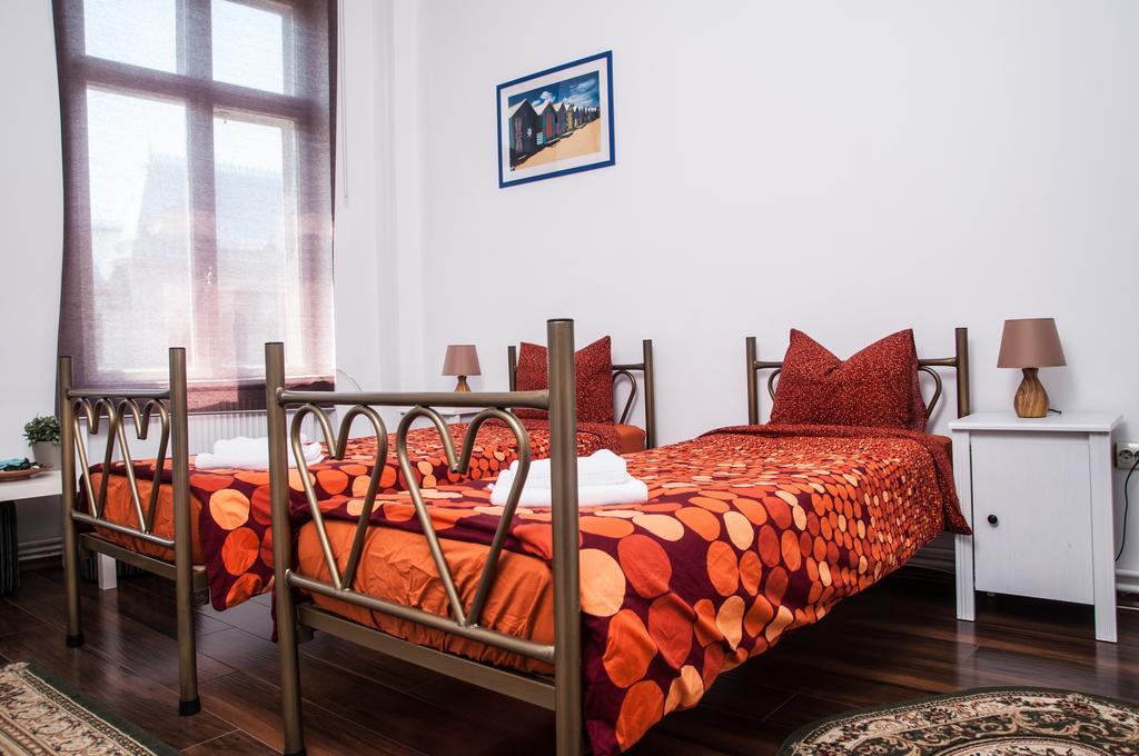 Antique Hostel Bukarest Szoba fotó